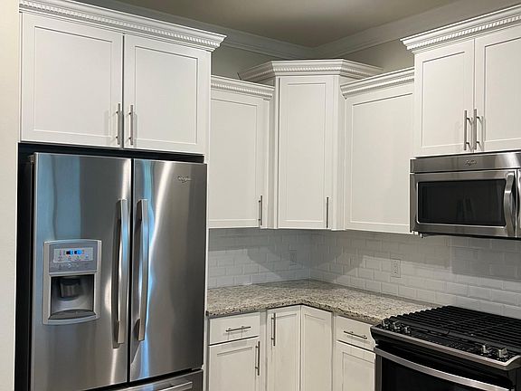 Gas Range, White shaker cabinets