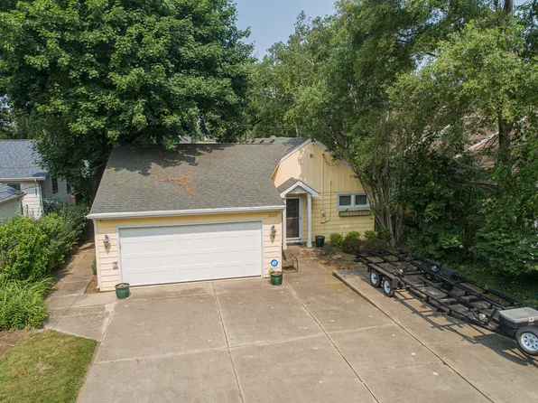 2205 N Woodlawn Park Ave, McHenry, IL 60051