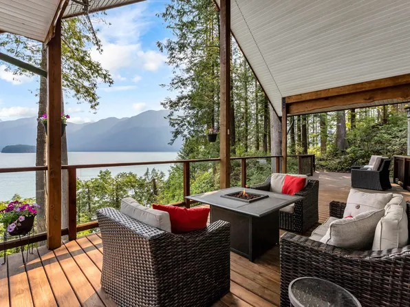 4 Christian Cv, Pitt Meadows, BC V3Y 1Z1
