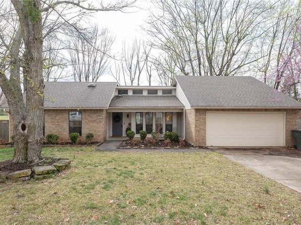 347 E Village Dr, Fayetteville, AR 72703