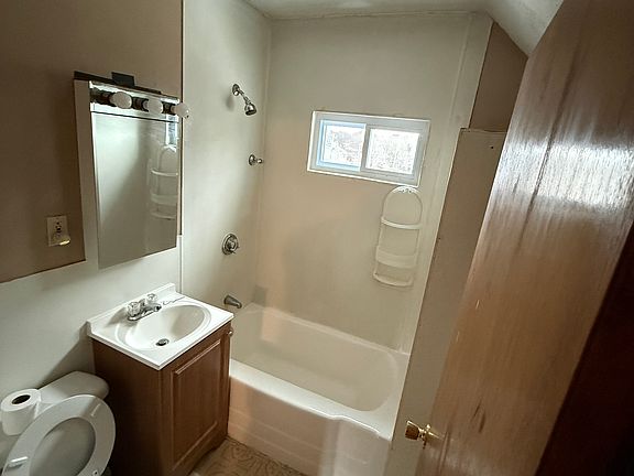 4th image of 914 Belleville Ave #3