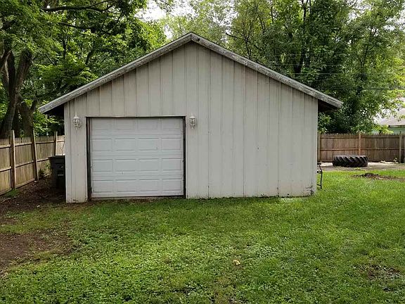 3rd image of 109 W Eberwine Ave