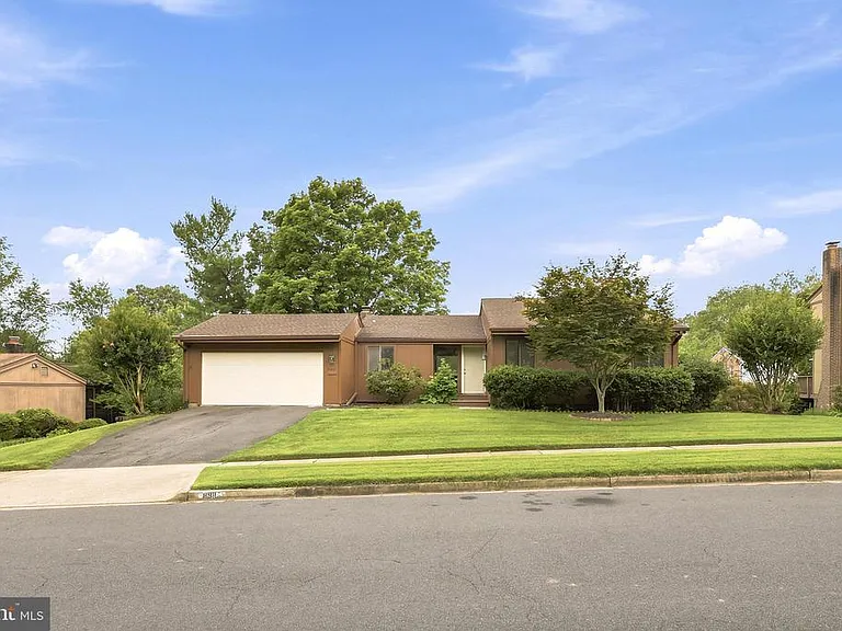 8811 Burbank Rd — Photo 2