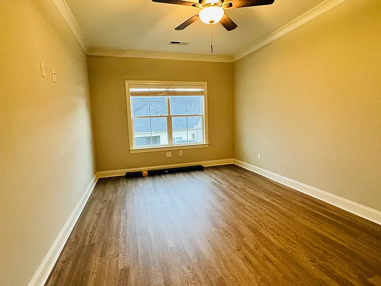527 Cloverdale Dr — Photo 16