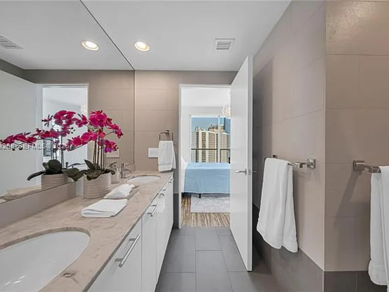 55 SE 6th St #1803 — Photo 37