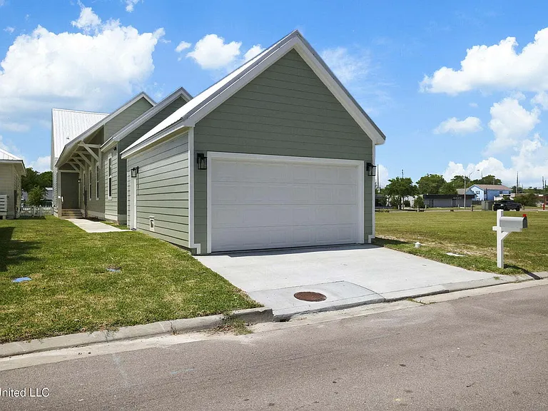 254 Caillavet St — Photo 2