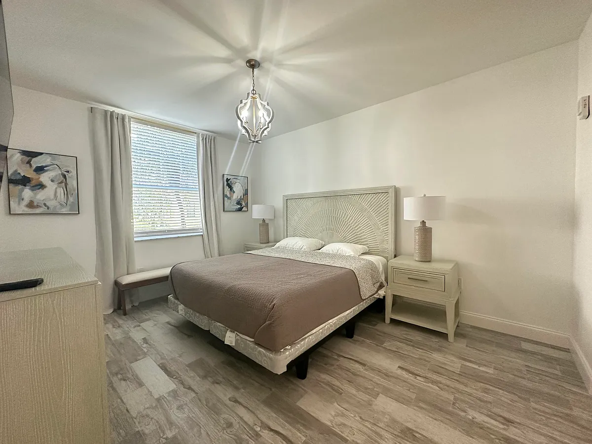 Building Photo - 630 Sapodilla Ave #104