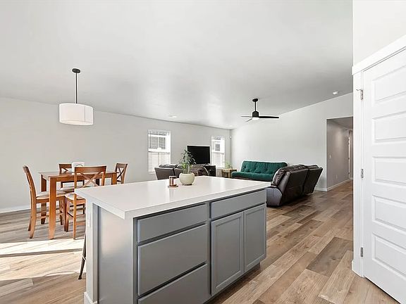 3rd image of 3932 N Chelmsford Ave
