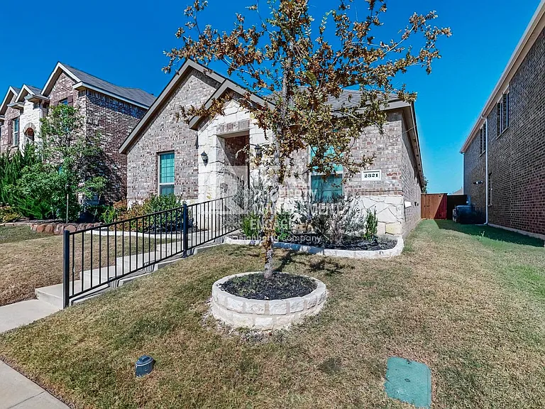 2321 Astapor Dr — Photo 6