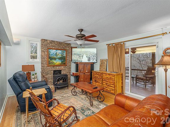 5th image of 12 Bear Cove Ln