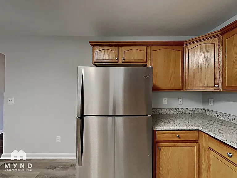 345 E Village Dr — Photo 4