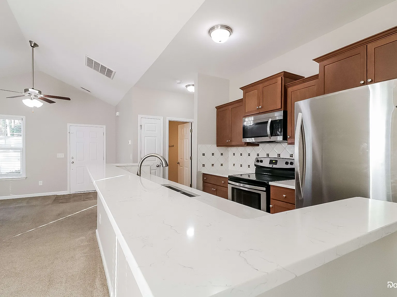 3 bed, 2.0 bath, 1072 sqft, $1,885 — Photo 4