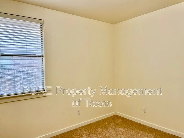 4718 Madrid Dr — Photo 16