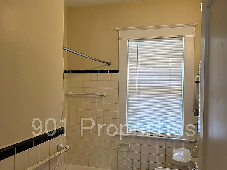 1055 S Cox St — Photo 2