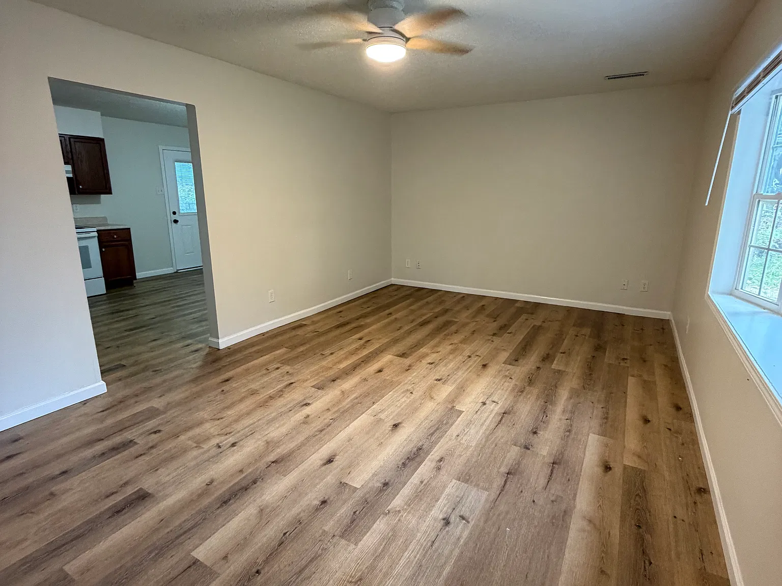 3 bed, 912 sqft, $1,100 — Photo 3
