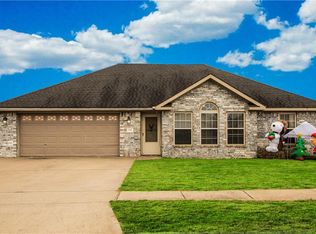 903 Almond St SW, Gravette, AR 72736
