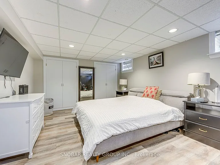 52 Decarie Cir — Photo 20