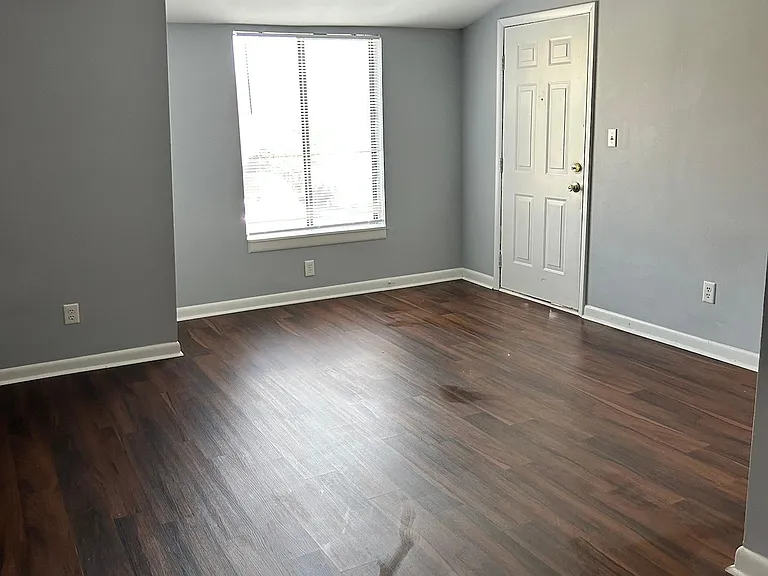517 W Market St #D — Photo 9