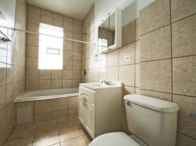 6033-35 S Vernon Chicago, IL 60637, 2 beds 1.0 baths (940 sqft)
