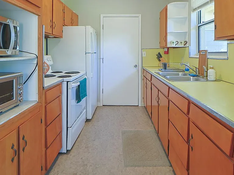 10 Barcelona Ave — Photo 13