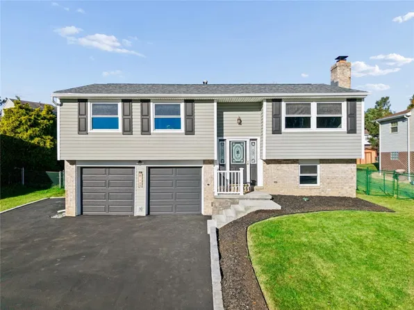 1700 Friar Tuck Dr, Irwin, PA 15642