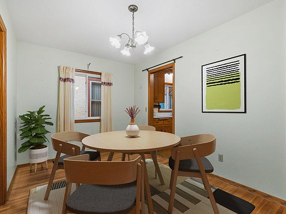 5th image of 1079 18th Ave SE