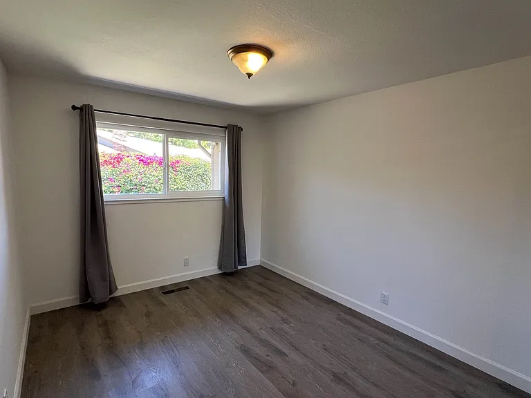 2119 Surrey Pl — Photo 9