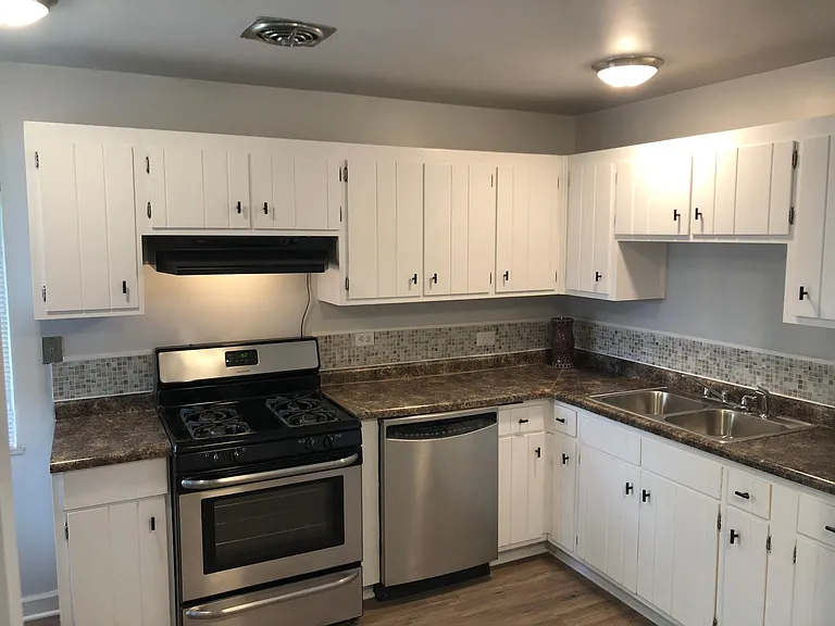 842 W 7th St — Photo 2