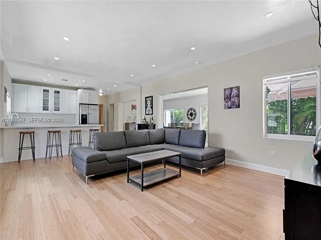 3 bed, 3.0 bath, 2084 sqft, $5,999 — Photo 2
