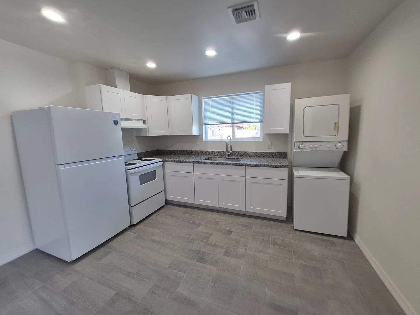 183 N 23rd Ave — Photo 1
