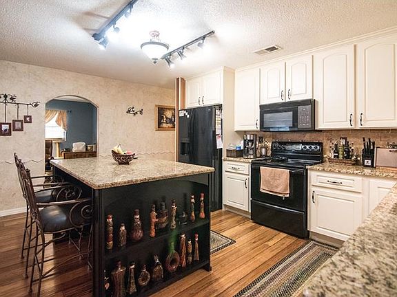 3rd image of 122 Maris Ct
