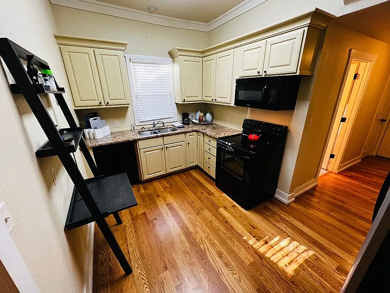320 S Oak St — Photo 10