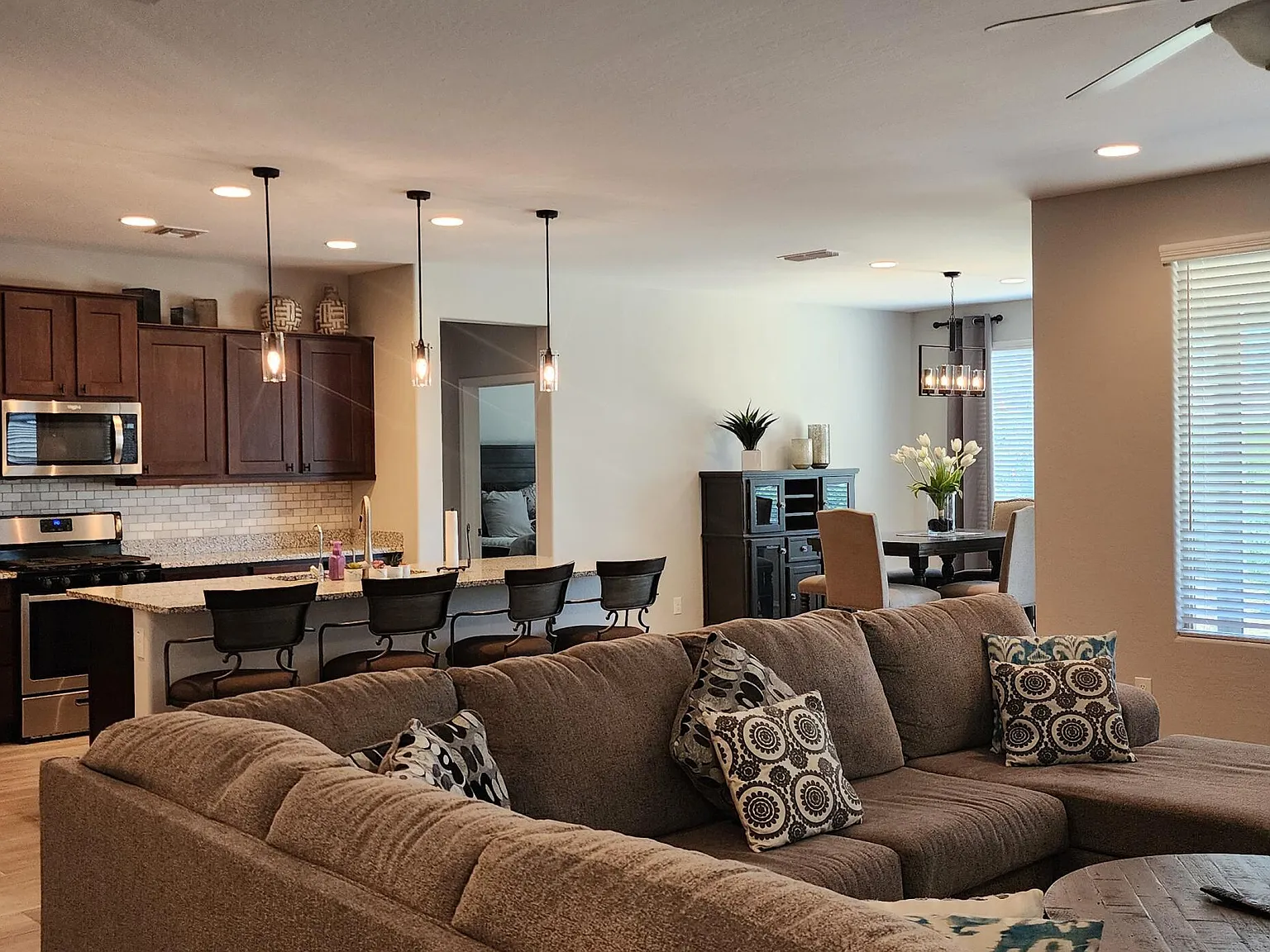 2 bed, 2.0 bath, 1829 sqft, $2,000 — Photo 3