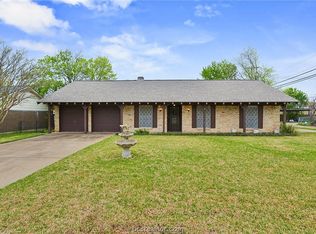 1924 Briar Oaks Dr, Bryan, TX 77802