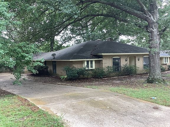 3rd image of 409 Hampton Hill Dr