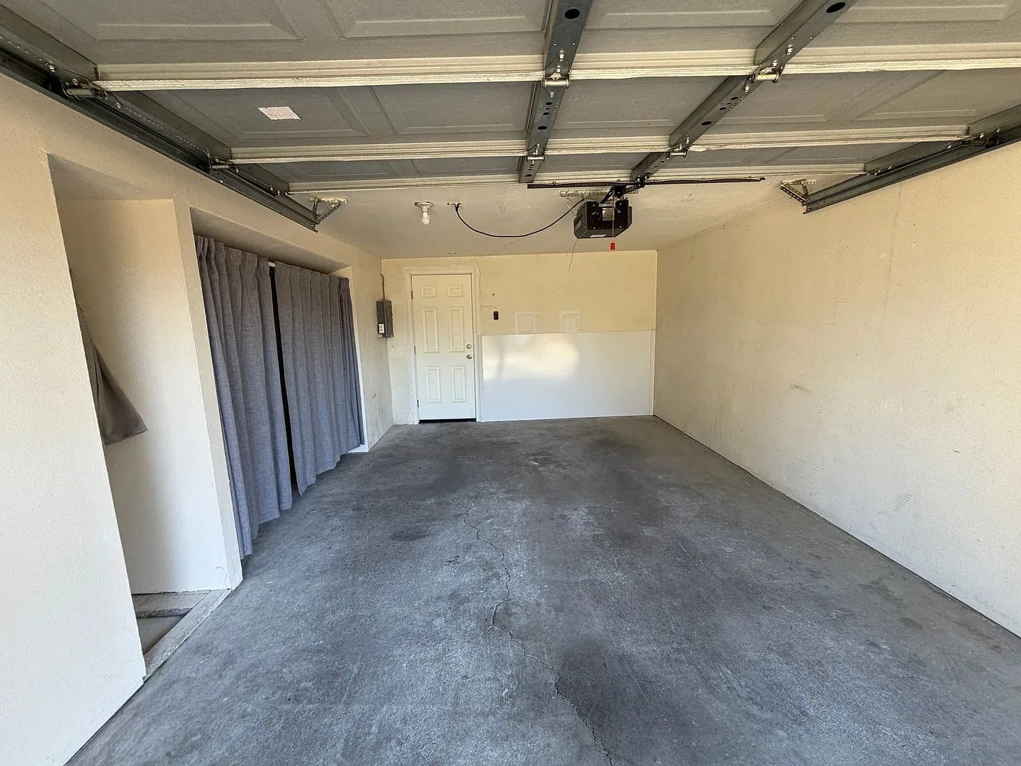 1 Bedroom / 1 Bathroom Apartment with a Oversized Single Car Garage — Photo 2