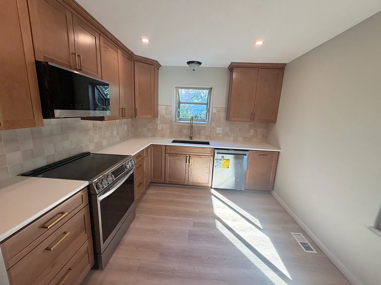 4 bed, 2.5 bath, 2200 sqft, $3,000 — Photo 3