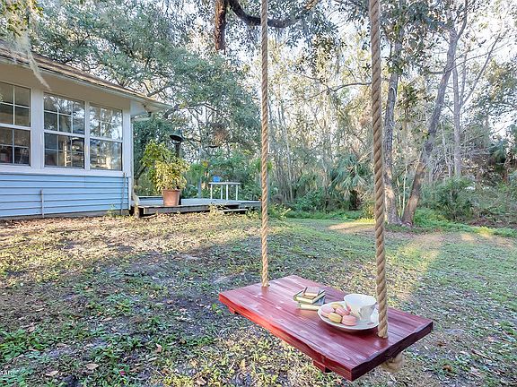 5th image of 320 Country Circle Dr W