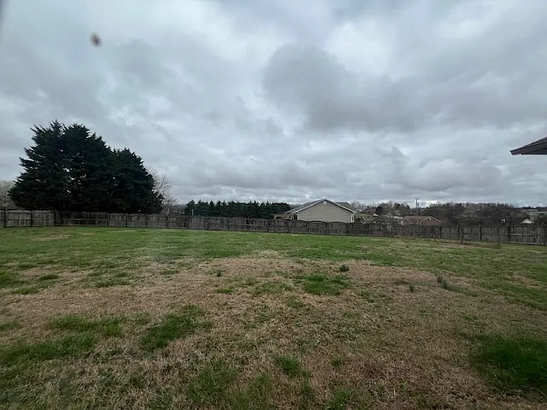 1403 Broadview Cir — Photo 18