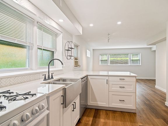 4th image of 332 N Smith St