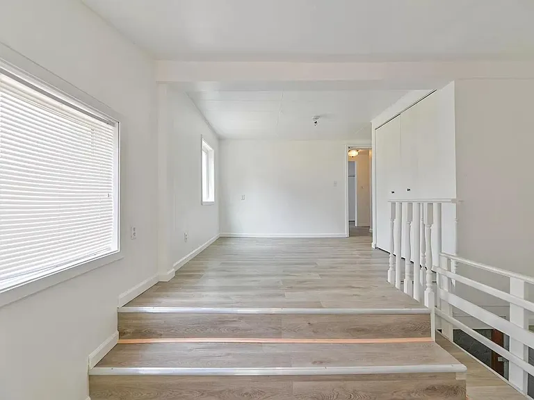 915 W 1st St — Photo 7