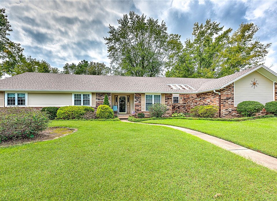 1st image of 700 Woodland Dr
