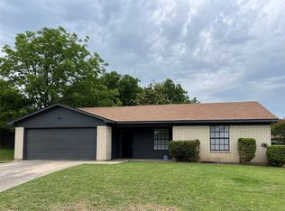 1633 Edge Hill Rd, Benbrook, TX 76126