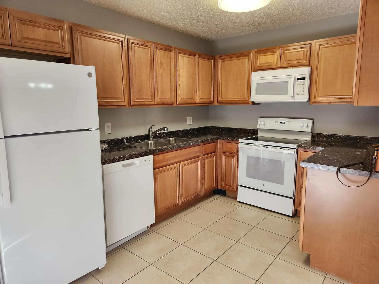 3 bed, 2.5 bath, 1624 sqft, $2,550 — Photo 3
