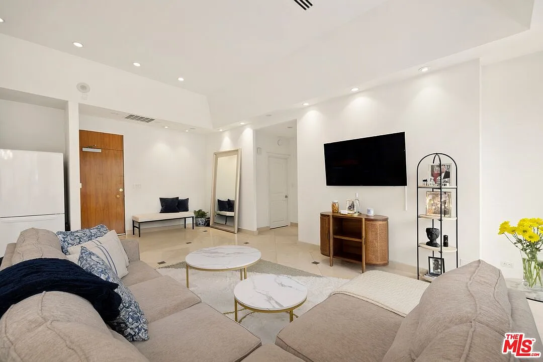1 bed, 1.0 bath, 827 sqft, $6,200 — Photo 3