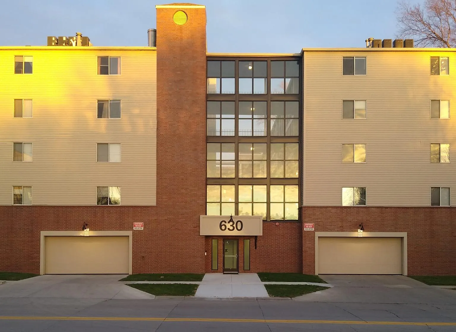Capitol Court Apartments — Photo 1