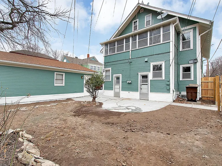 1015 W Franklin Ave — Photo 4