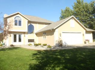 1040 Riverside Dr, Suamico, WI 54173
