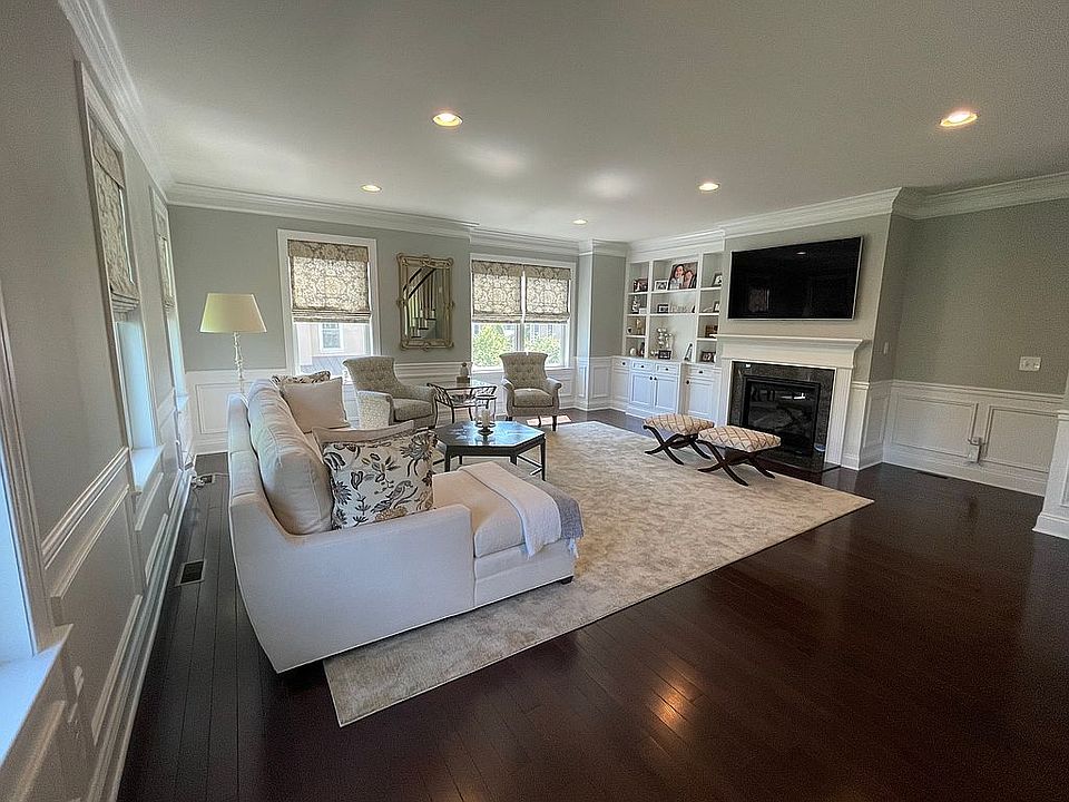 Roomy/elegant Living Room