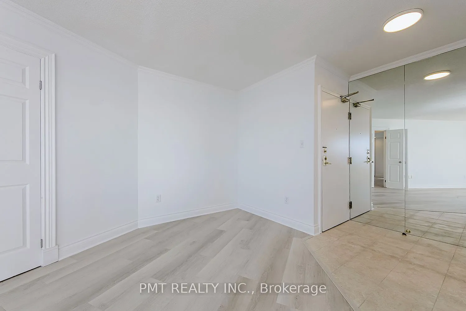 270 Queens Quay W — Photo 2